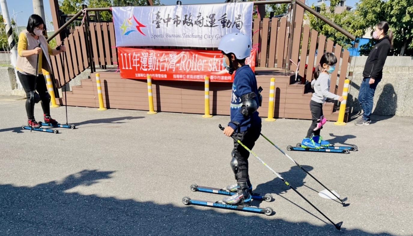 2022.02.26_Roller Ski挑戰賽登場 中市運動局推「陸上滑雪」培養冬奧人才，共5張圖片