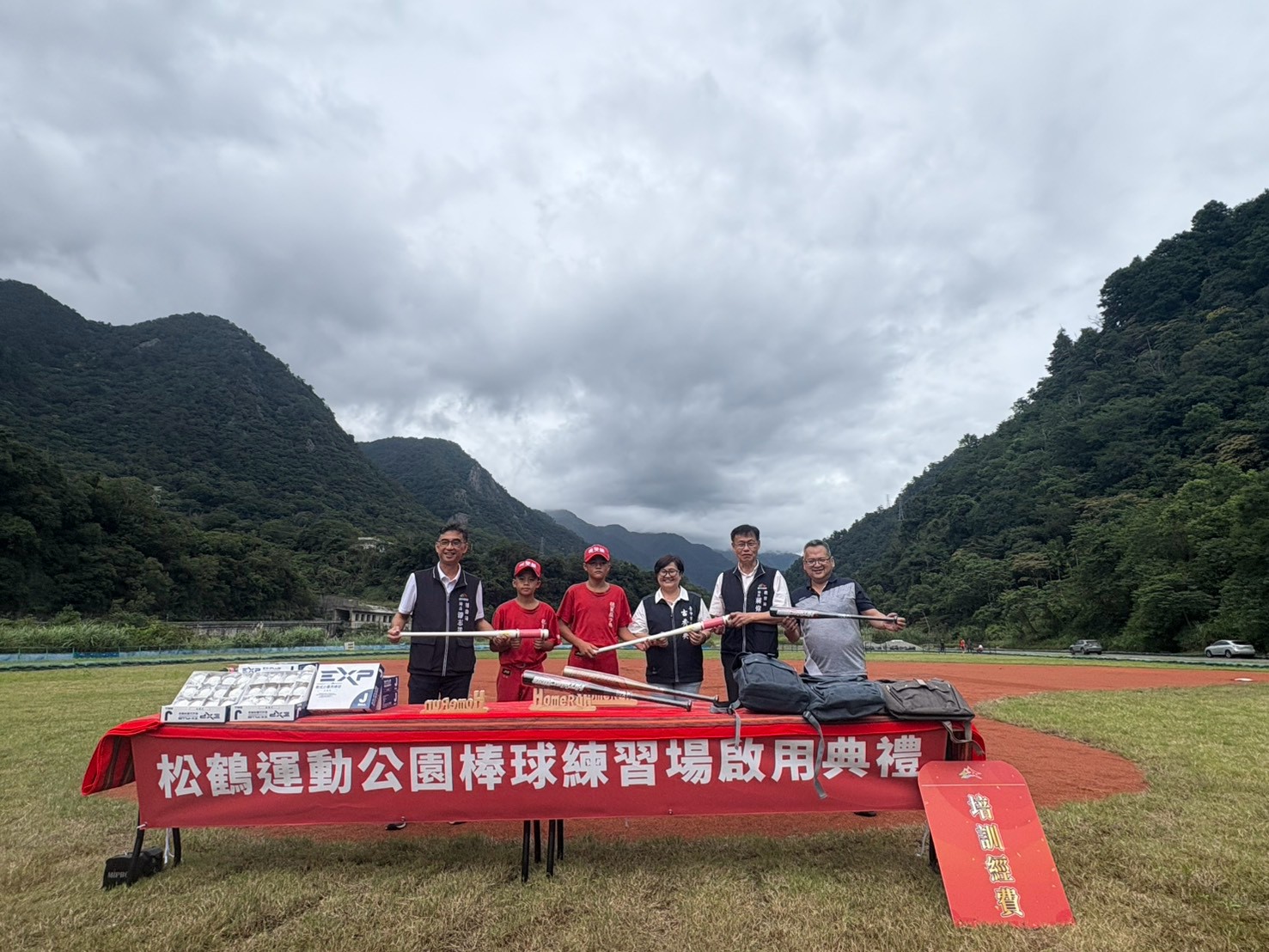 運動局游局長與教育局蔣局長代表市長致贈比賽用球棒-練習球與背包
